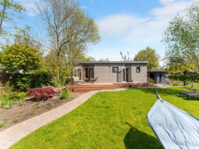 Luxury chalet near Ouddorp with garden